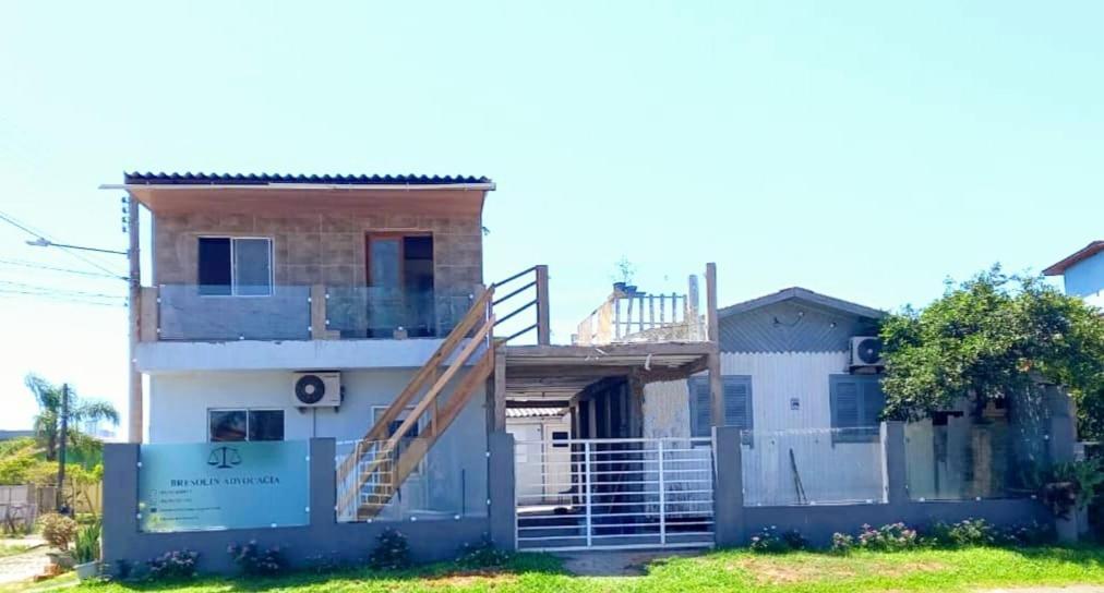 Kitnet K1 Em Torres-Rs - Na Mais Bela Praia Gaucha - Cozinha - Banheiro - Ar Condicionado - Smart Tv 32' - Wi-Fi - Anfitria Superhost No Bnb 外观 照片